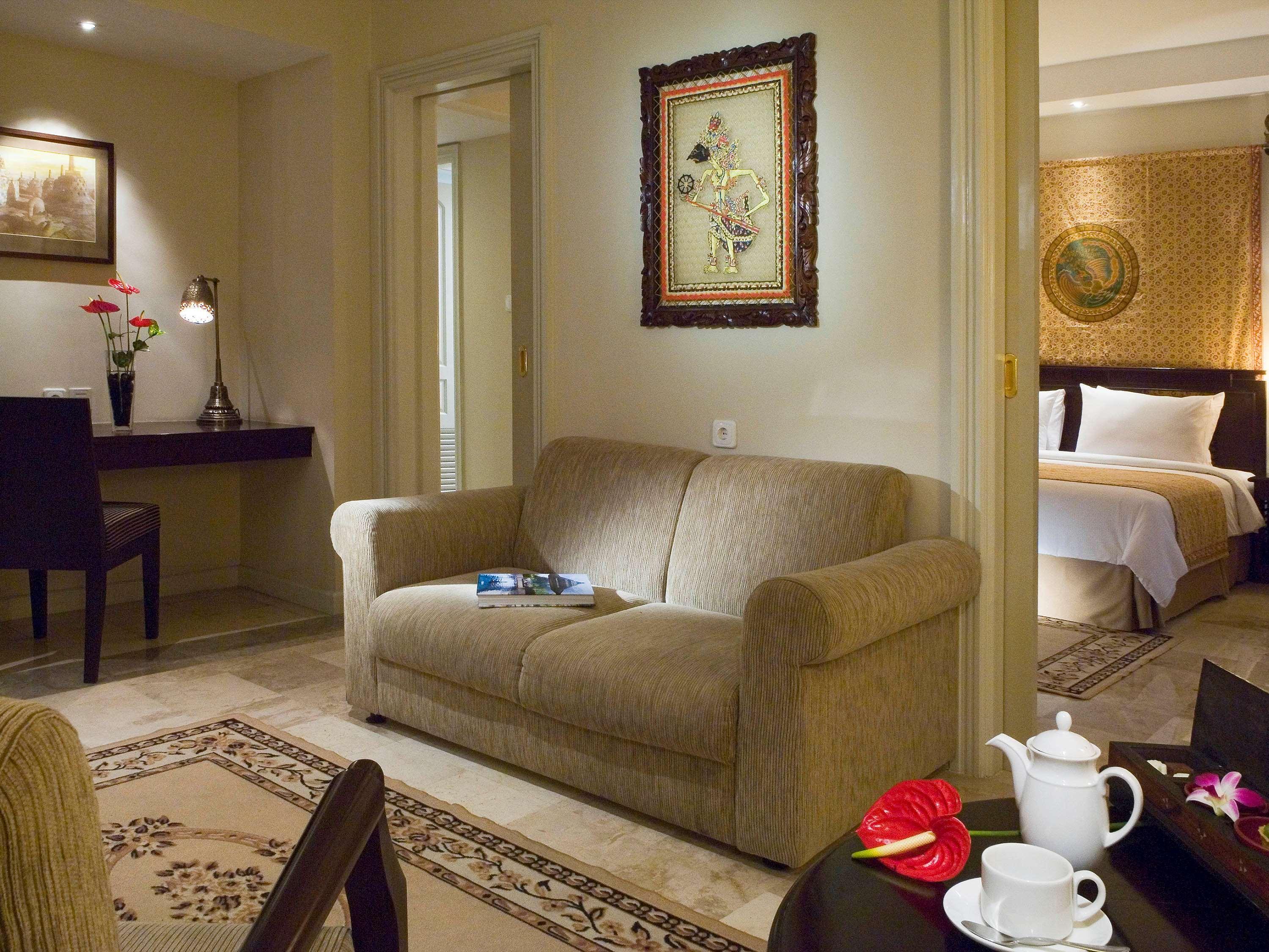 The Phoenix Hotel Yogyakarta - Handwritten Collection Extérieur photo A suite at the hotel