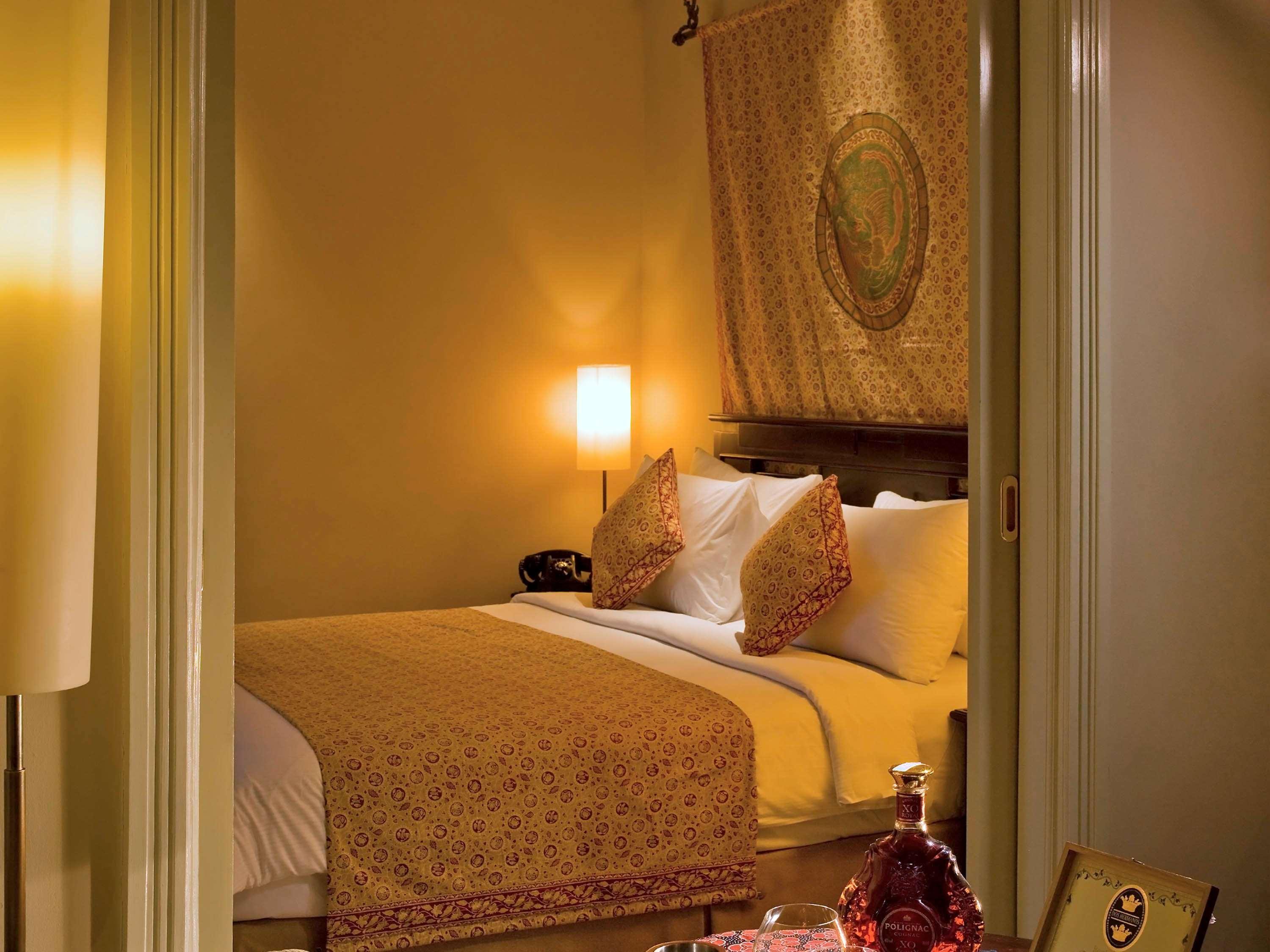 The Phoenix Hotel Yogyakarta - Handwritten Collection Extérieur photo A bedroom at the Taj Mahal Palace