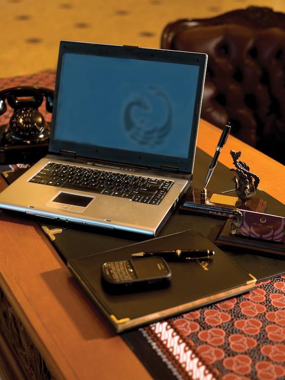 The Phoenix Hotel Yogyakarta - Handwritten Collection Extérieur photo A laptop computer