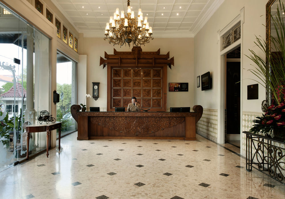 The Phoenix Hotel Yogyakarta - Handwritten Collection Extérieur photo The hotel's lobby