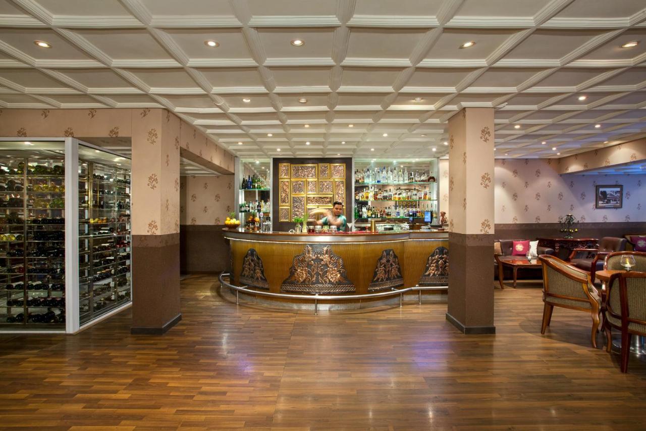 The Phoenix Hotel Yogyakarta - Handwritten Collection Extérieur photo The bar at the restaurant