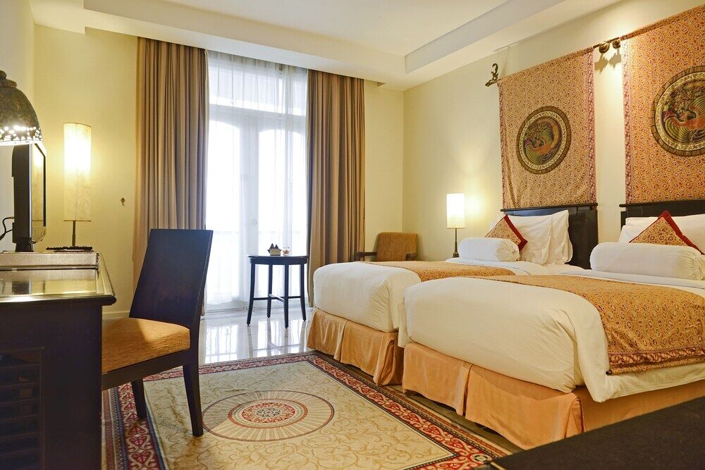 The Phoenix Hotel Yogyakarta - Handwritten Collection Extérieur photo A room at the hotel